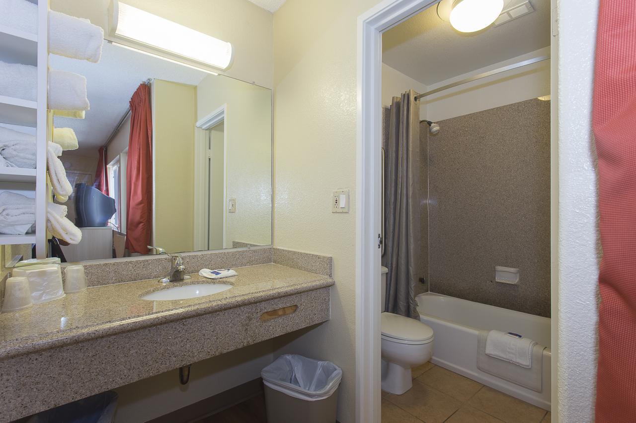Cathedral Hill Hotel San Francisco Room photo